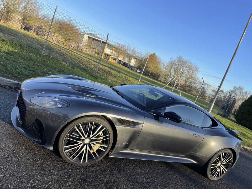 Aston Martin DBS Superlegerra